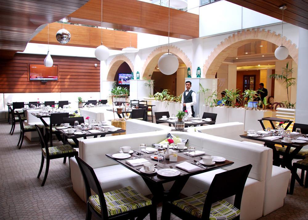 Hotel Levana, Hazratganj Λάκναου Εστιατόριο φωτογραφία